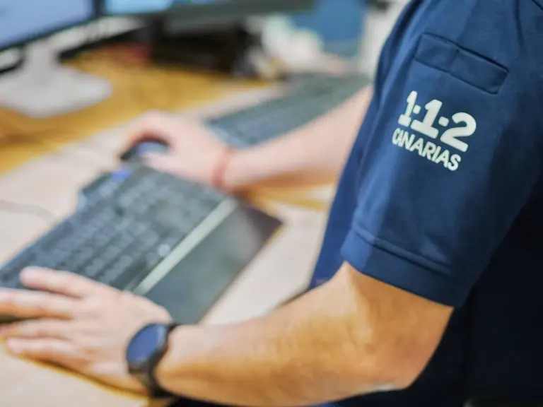 Heridas de carácter moderado tras caer su turismo por un barranquillo en Candelaria