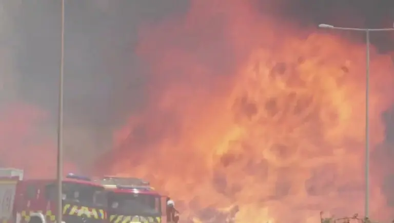 Incendio en una planta de papel en Fuerteventura deja daño materiales