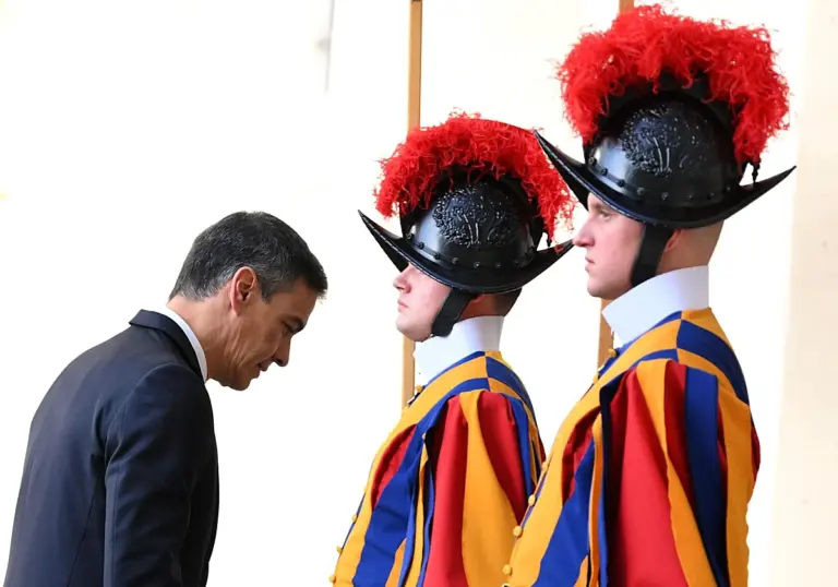 Sánchez se alinea con el papa León XIV frente a una IA «no neutral»