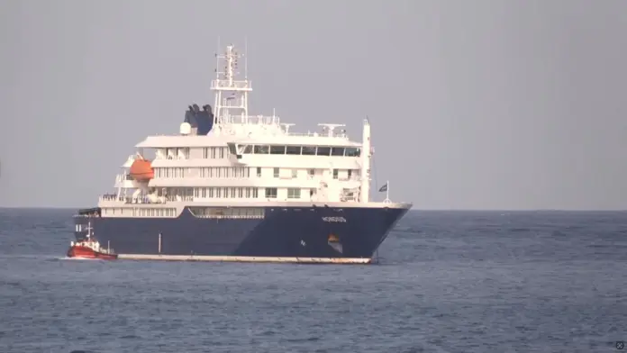 El crucero MV Hondius anclado frente al puerto de Cabo Verde