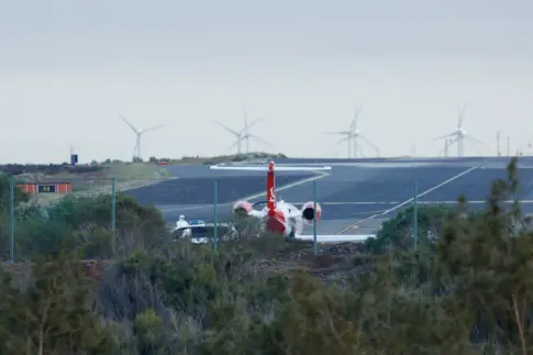 Una avería sanitaria obliga a parar en Gran Canaria a un avión con dos evacuados del crucero