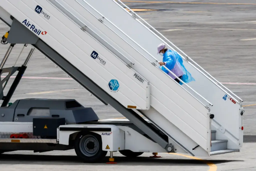 Pasajeros Hondius en Aeropuerto Tenerife Sur. Retuers