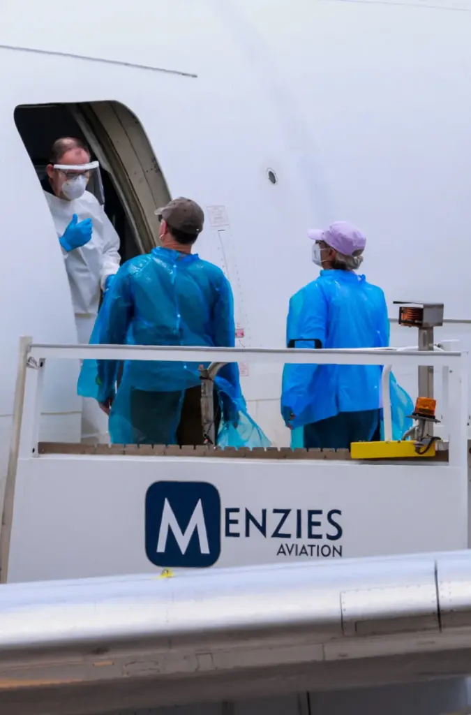 Pasajeros Hondius en Aeropuerto Tenerife Sur. Retuers