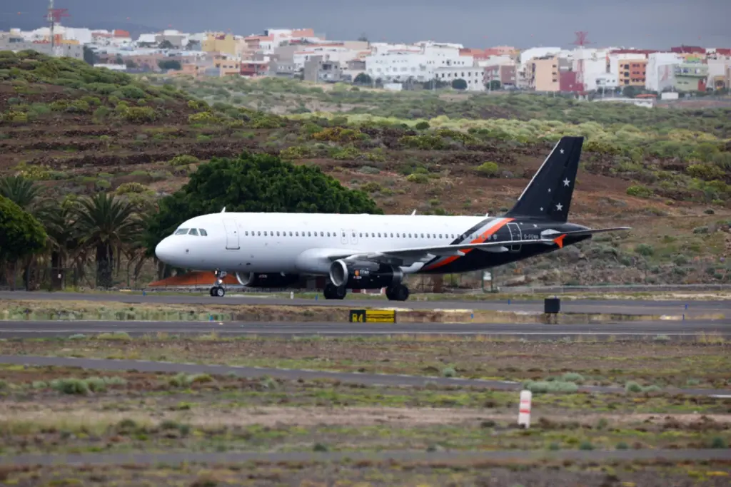 Uno de los aviones que traslada a pasajeros del Hondius desde Tenerife Sur. Reuters