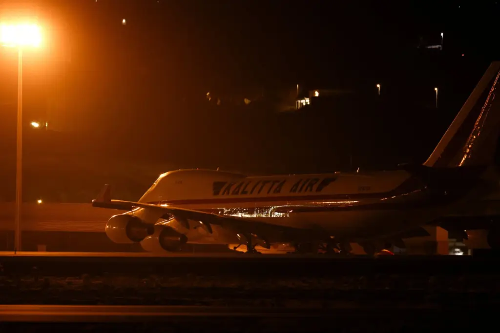 Un avión con destino a Estados Unidos que transportaba pasajeros del crucero MV Hondius, afectado por un brote de hantavirus, despega del aeropuerto de Tenerife Sur, Islas Canarias, España, el 10 de mayo de 2026. REUTERS/Pedro Nunes