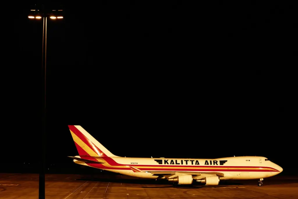 Un avión con destino a Estados Unidos que transportaba pasajeros del crucero MV Hondius, afectado por un brote de hantavirus, en el aeropuerto de Tenerife Sur, Islas Canarias, España, el 10 de mayo de 2026. REUTERS/Borja Suarez