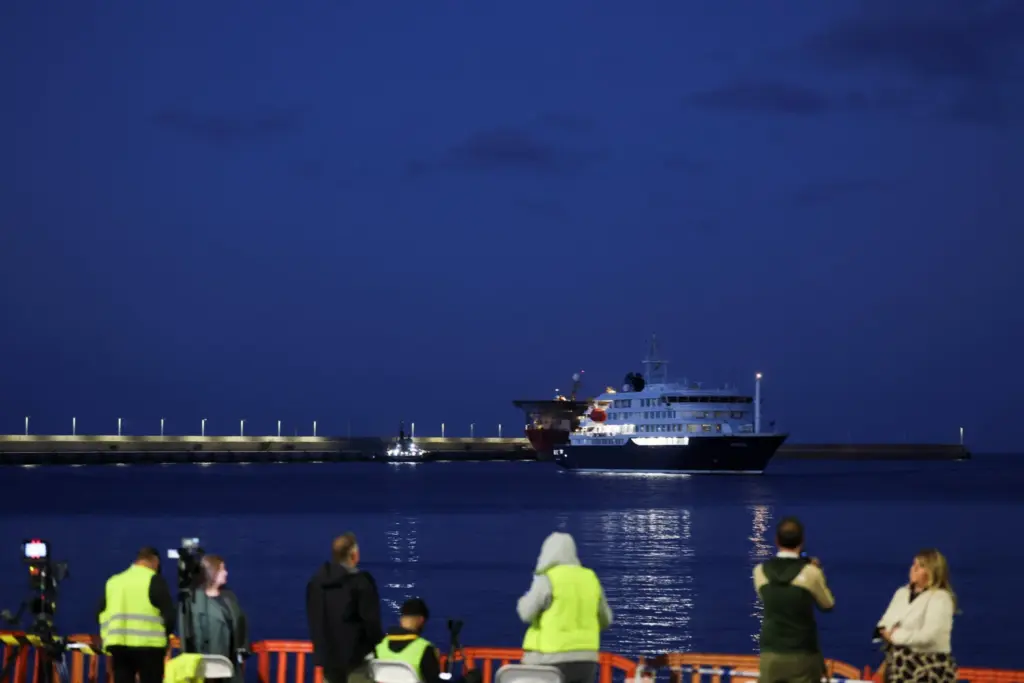 Miembros de los medios de comunicación trabajan en el puerto de Granadilla de Abona tras la llegada del crucero MV Hondius, afectado por un brote de hantavirus, a Tenerife, España, el 11 de mayo de 2026. REUTERS/Hannah McKay