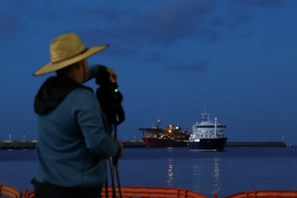 Un miembro de los medios de comunicación trabaja en el puerto de Granadilla de Abona tras la llegada del crucero MV Hondius, afectado por un brote de hantavirus, a Tenerife, España, el 11 de mayo de 2026. REUTERS/Hannah McKay