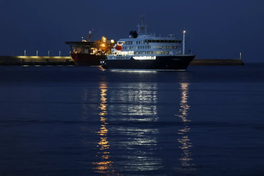 El crucero MV Hondius, afectado por un brote de hantavirus, en el puerto de Granadilla de Abona, en Tenerife, España, el 11 de mayo de 2026. REUTERS/Hannah McKay