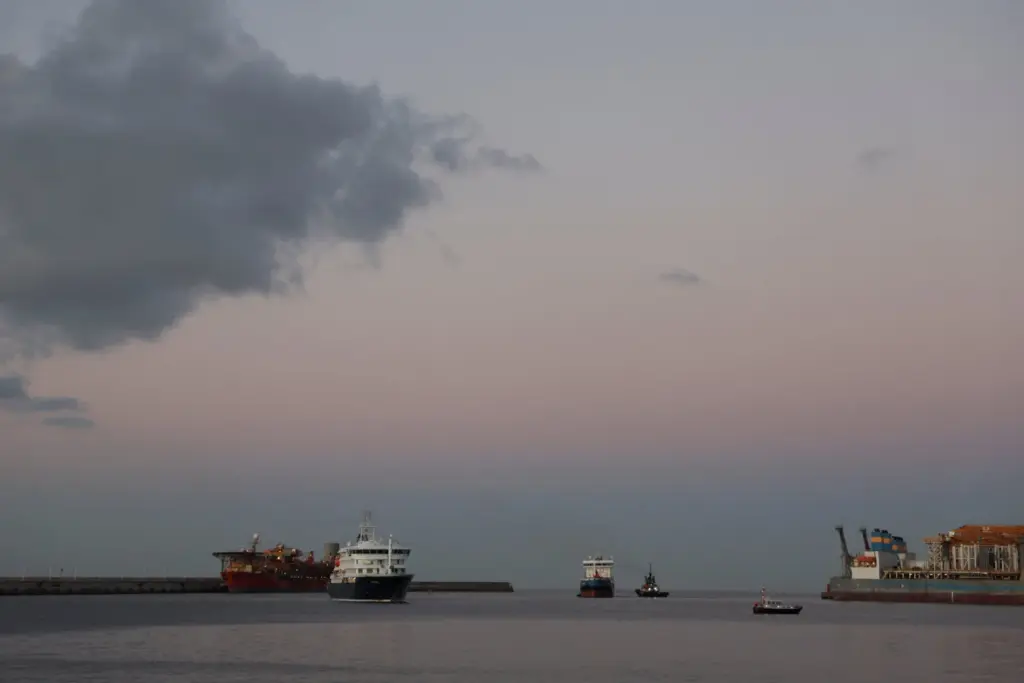 El crucero MV Hondius, afectado por un brote de hantavirus, en el puerto de Granadilla de Abona, en Tenerife, España, el 11 de mayo de 2026. REUTERS/Hannah McKay