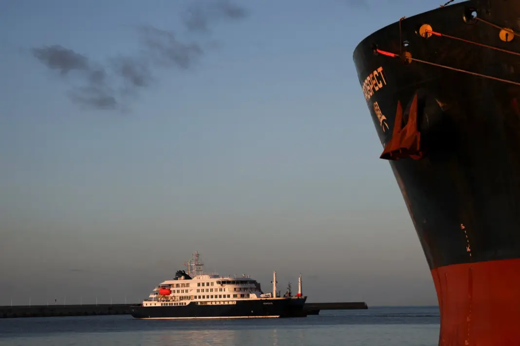 El crucero MV Hondius, afectado por un brote de hantavirus, en el puerto de Granadilla de Abona, en Tenerife, España, el 11 de mayo de 2026. REUTERS/Hannah McKay