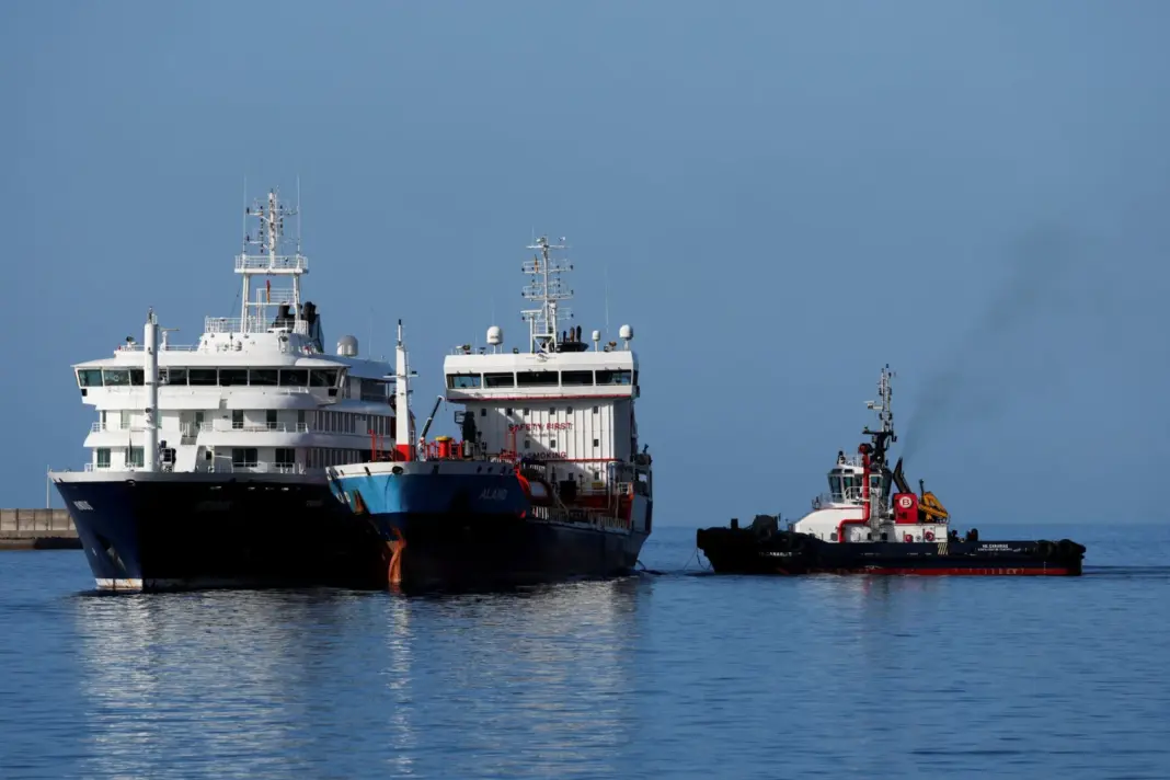 Un buque cisterna flota junto al crucero MV Hondius, afectado por un brote de hantavirus, en el puerto de Granadilla de Abona, en Tenerife, España, el 11 de mayo de 2026. REUTERS/Hannah McKay