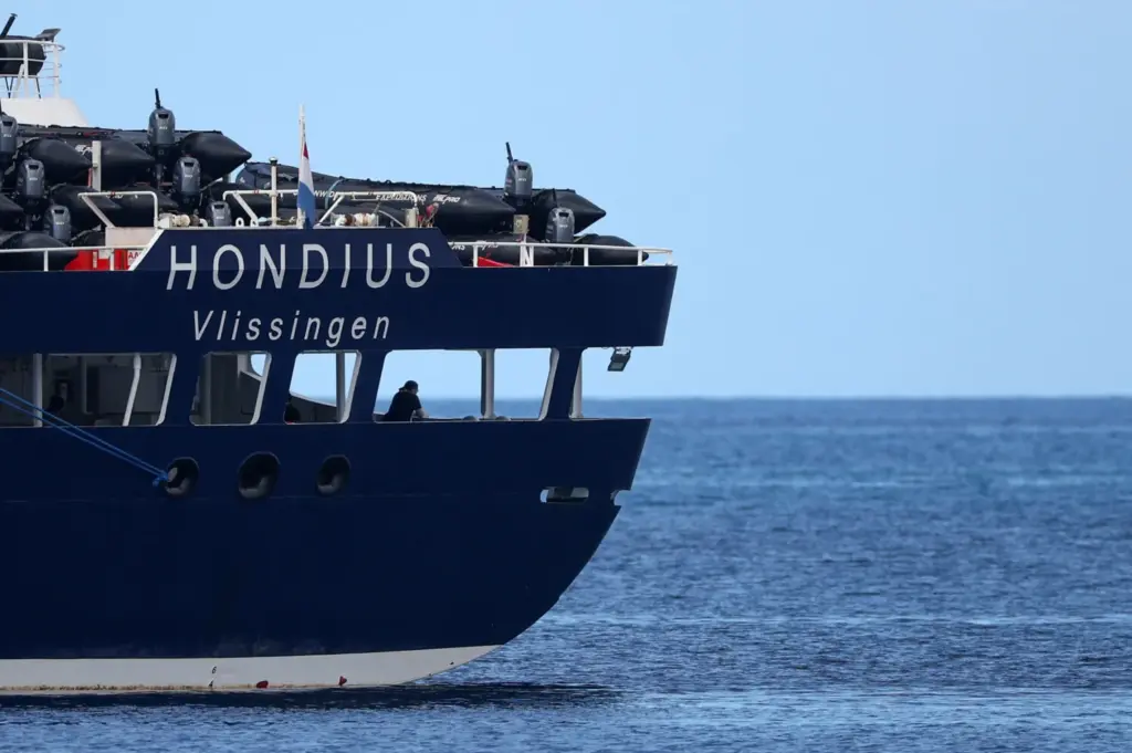El crucero MV Hondius, afectado por un brote de hantavirus, en el puerto de Granadilla de Abona, Tenerife, España, 11 de mayo de 2026. REUTERS/Pedro Nunes