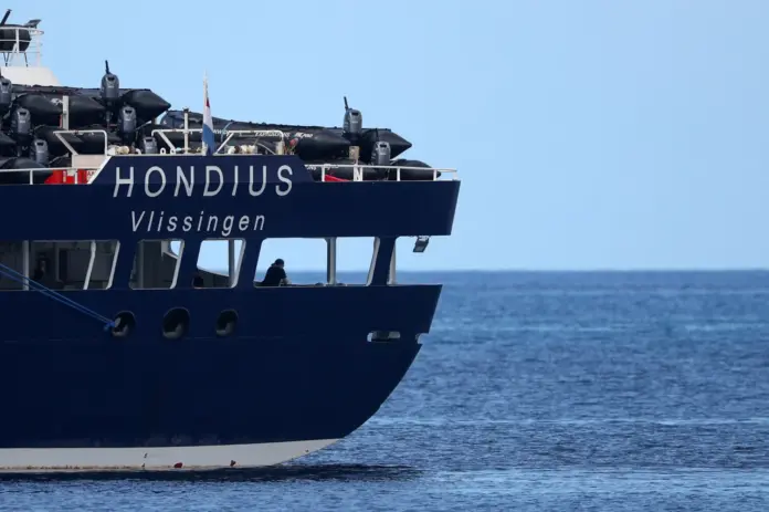 El crucero MV Hondius, afectado por un brote de hantavirus, en el puerto de Granadilla de Abona, Tenerife, España, 11 de mayo de 2026. REUTERS/Pedro Nunes