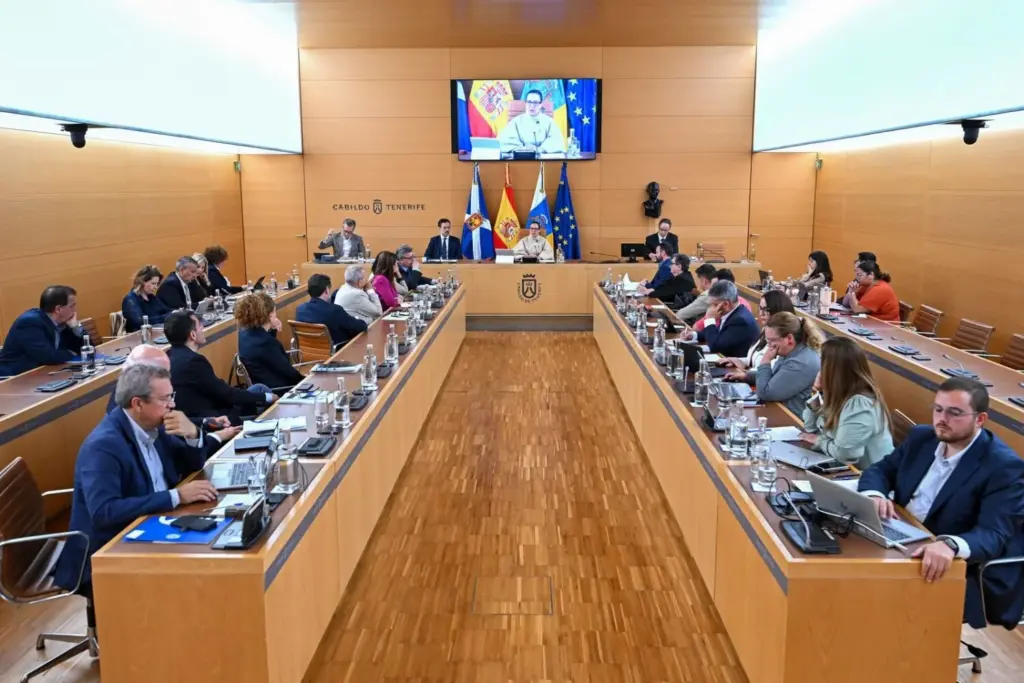 La presidenta del Cabildo plantea una mesa de seguimiento económico para anticiparse ante el impacto de la crisis en Oriente Medio