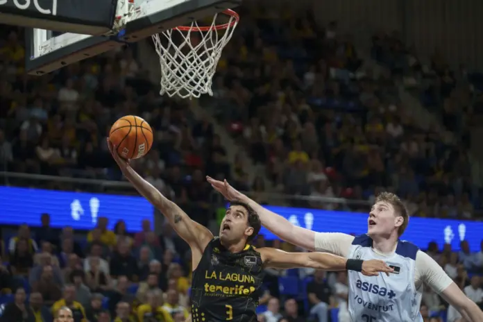 El escolta del La Laguna Tenerife Jaime Fernández (i) entra a canasta ante el pívot del Joventut Badalona Simon Birgander (d), durante el partido de la Liga Endesa de baloncesto que La Laguna Tenerife y Joventut Badalona disputan este miércoles en el pabellón Santiago Martín de La Laguna. EFE/Ramón de la Rocha