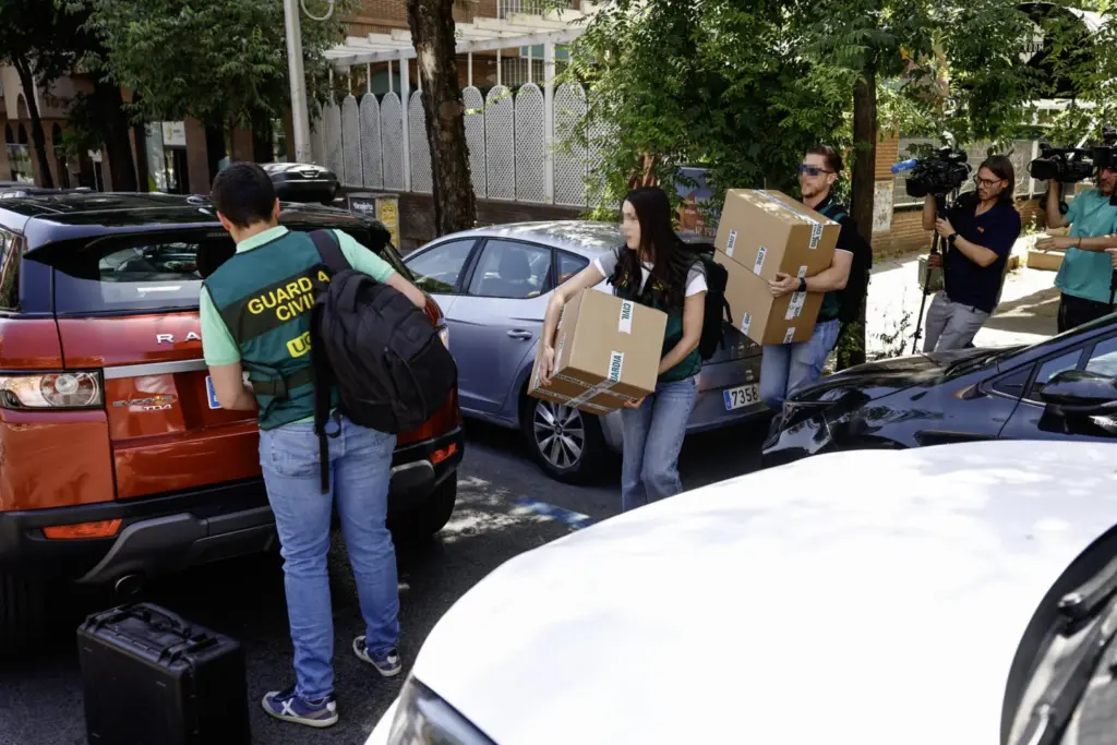 Agentes de la UCO en el domicilio del exvicepresidente de la Junta de Andalucía Gaspar Zarrías en relación al caso Leire que instruye el juez de la Audiencia Nacional Santiago Pedraz. EFE/ Rodrigo Jiménez