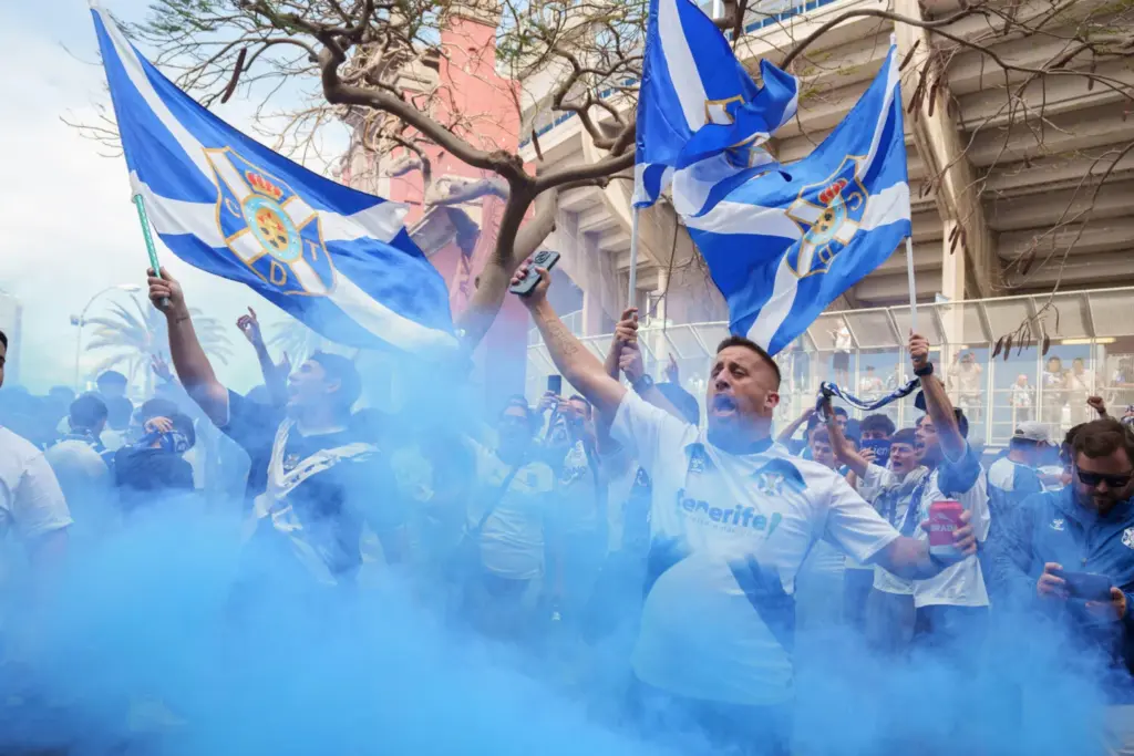 Aficionados del CD Tenerife celebran el ascenso EFE/ Ramón