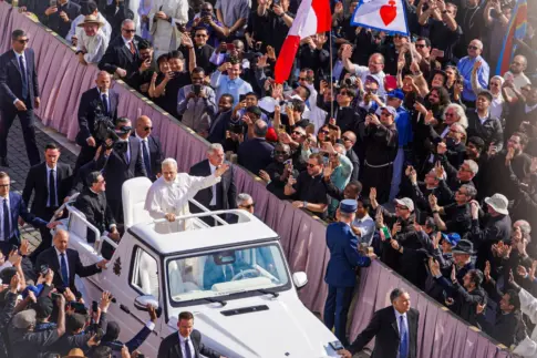 El papamóvil, el vehículo que acompañará al Papa León XIV durante su visita a Canarias