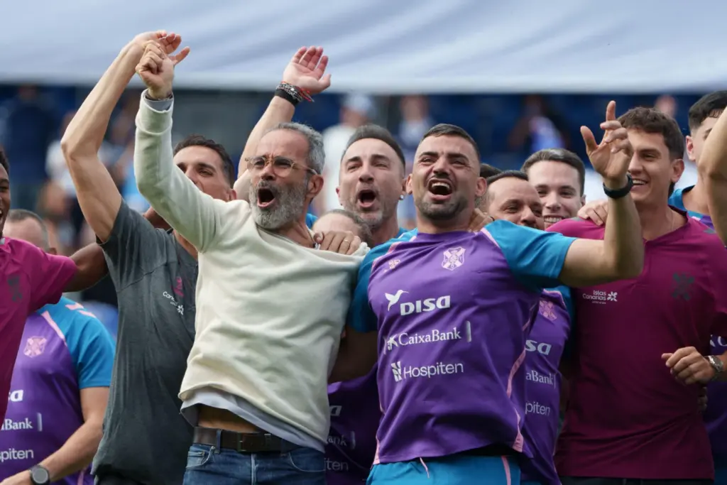La plantilla del CD Tenerife celebran el ascenso EFE/ Ramón