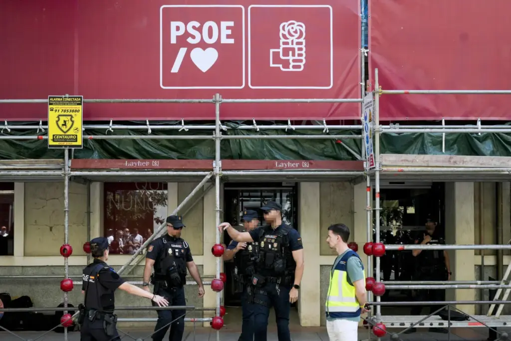Agentes de la UCO en la sede central del PSOE en la calle Ferraz de Madrid para requerir información en relación al caso Leire. EFE/ Borja Sanchez-Trillo