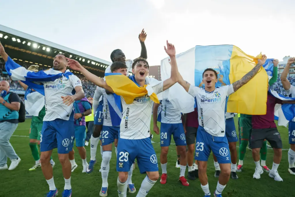 Los jugadores del CD Tenerife celebran el ascenso de su equipo a Segunda División tras la finalización del encuentro frente al Barakaldo CF celebrado este viernes en el estadio Heliodoro Rodríguez López de Santa Cruz de Tenerife. EFE/ Ramón De La Rocha