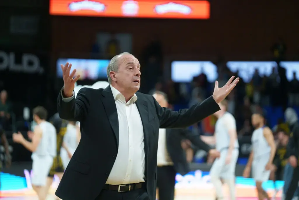 El entrenador del La Laguna Tenerife, Txus Vidorreta, durante el partido de la Liga Endesa de baloncesto que La Laguna Tenerife y Joventut Badalona disputan este miércoles en el pabellón Santiago Martín de La Laguna. EFE/Ramón de la Rocha