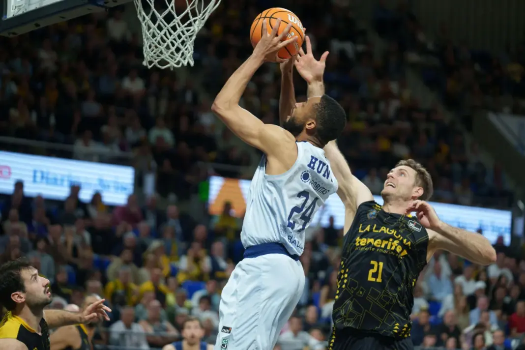 El escolta del Joventut Badalona Cameron Hunt (i) entra a canasta ante el ala-pívot del La Laguna Tenerife Tim Abromaitis (d), durante el partido de la Liga Endesa de baloncesto que La Laguna Tenerife y Joventut Badalona disputan este miércoles en el pabellón Santiago Martín de La Laguna. EFE/Ramón de la Rocha