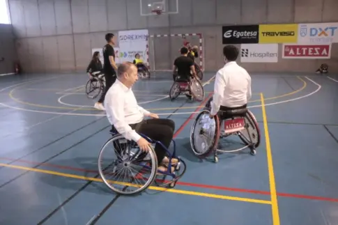 El equipo de Hospiten se suma al entrenamiento del baloncesto en silla de ruedas Tenerife con el ADEIN Fundación CB Canarias