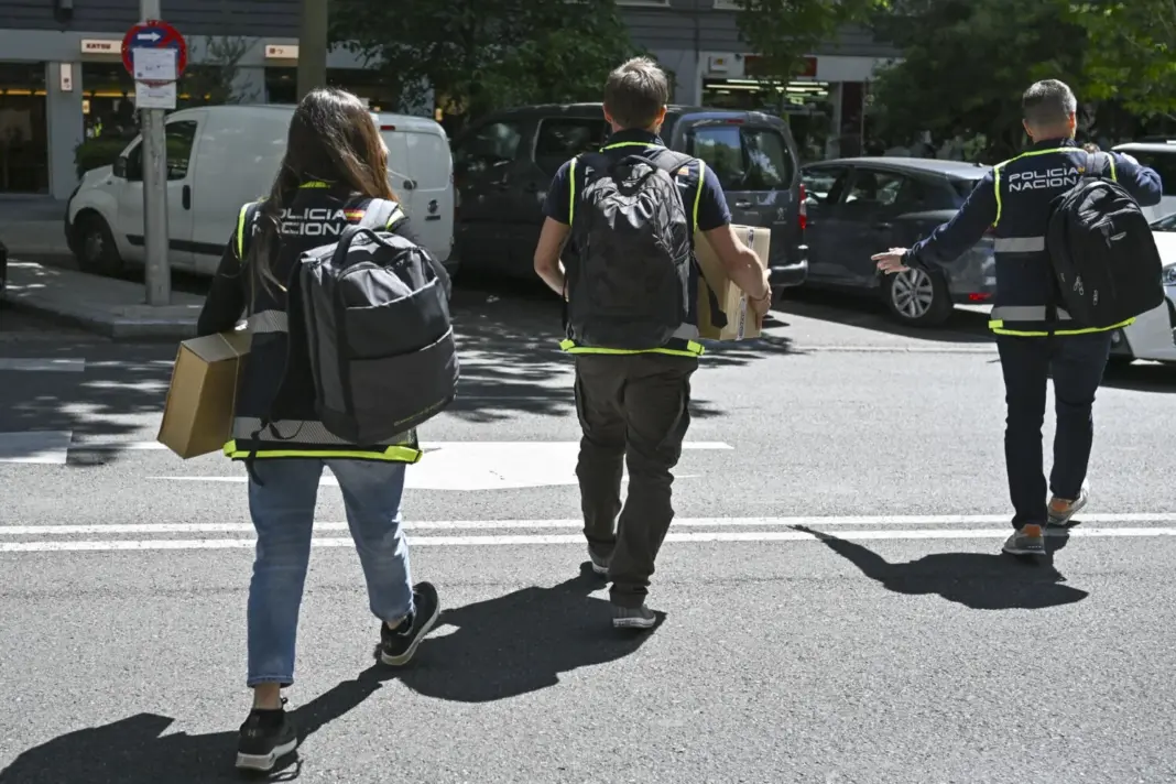 Agentes de la Unidad de Delincuencia Económica y Fiscal (UDEF) de la Policía Nacional salen de la sede de la empresas de las hijas del expresidente del Gobierno José Luis Rodríguez. Imagen EFE