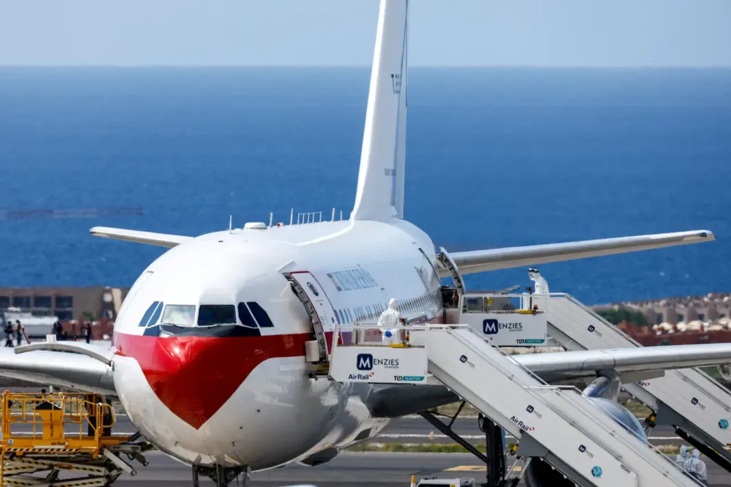Avión Airbur A310 que traslada a los pasajeros españoles del Hondius a Madrid. Reuters