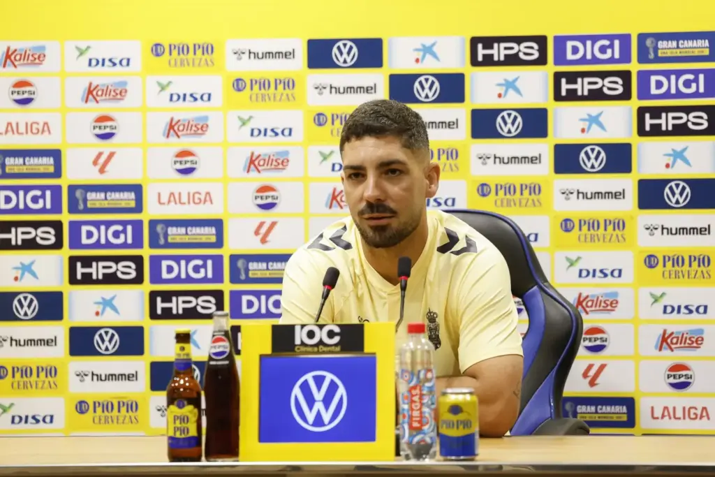 El jugador de la UD Las Palmas, Álex Suárez, en rueda de prensa. Imagen UDLP
