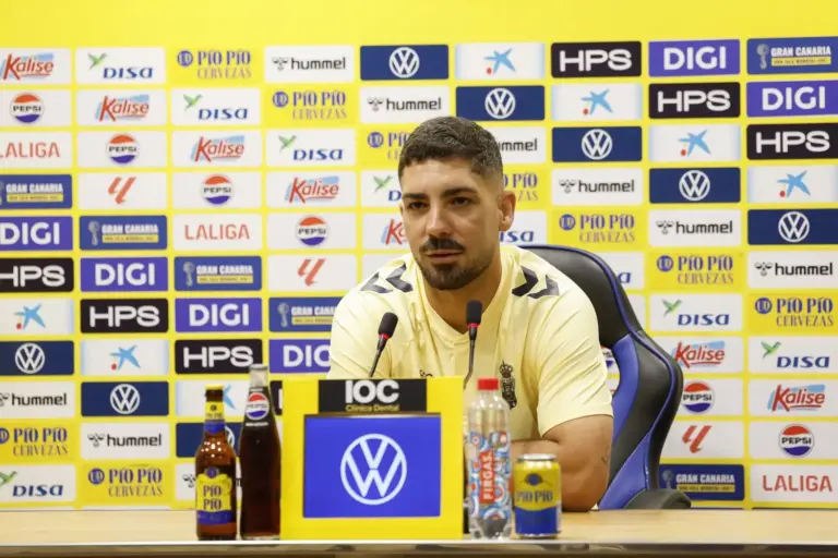 Álex Suárez: «El vestuario está unido para alcanzar el objetivo del ascenso»