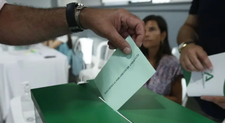 Cierran los colegios electorales en Andalucía, salvo tres en Sevilla, Málaga y Cádiz