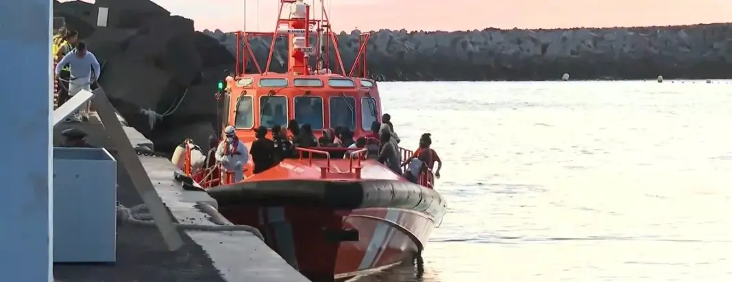 Rescatado el cayuco con 150 personas que pidió auxilio