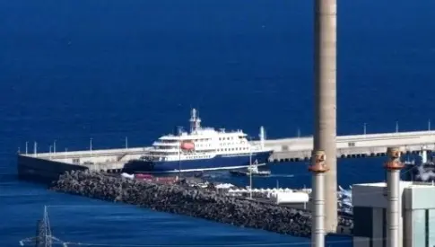 El crucero permanecerá atracado el tiempo estrictamente necesario por causas meteorológicas