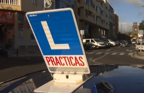 La falta de examinadores colapsa las autoescuelas y retrasa las prácticas de conducir