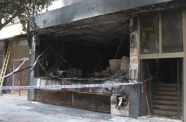 Vecinos de Las Palmas viven sin luz tras nueve meses de espera