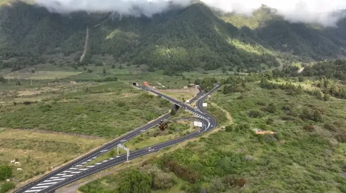 La Palma estrena el tercer carril en la curva de Los Castañeros