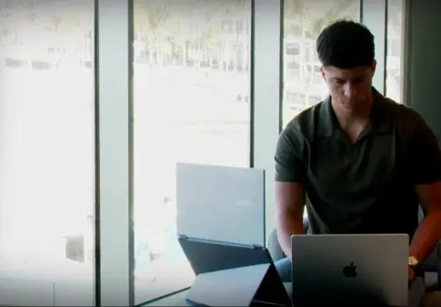 Juan Carlos Trueba, un joven emprendedor que triunfa como nómada digital