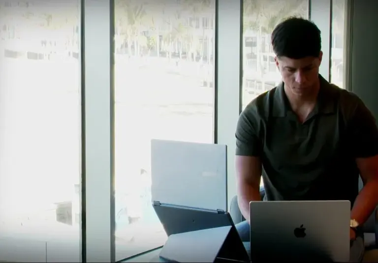 Juan Carlos Trueba, un joven emprendedor que triunfa como nómada digital