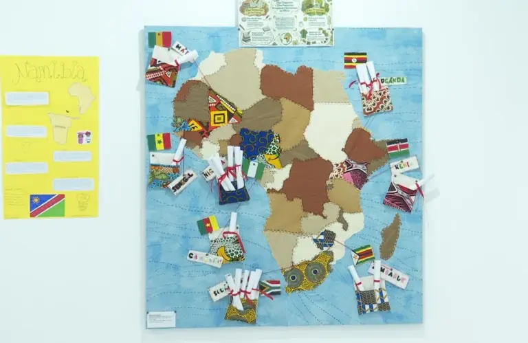 Los estudiantes canarios inauguran en Casa África la exposición Enseñar África