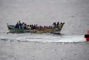 Rescatan a 24 inmigrantes de una patera avistada a 125 kilómetros de Lanzarote