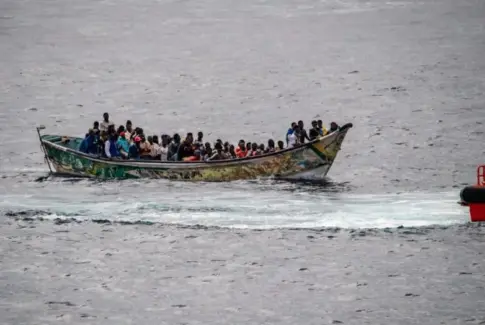 Rescatan a 24 inmigrantes de una patera avistada a 125 kilómetros de Lanzarote