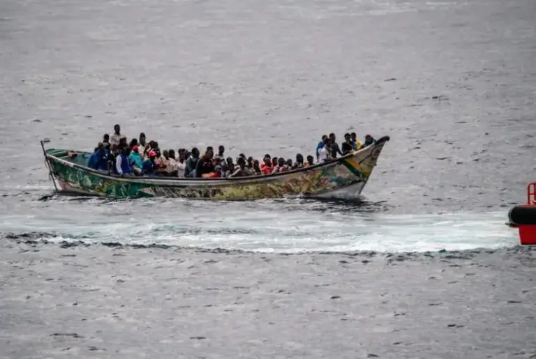 Rescatan a 24 inmigrantes de una patera avistada a 125 kilómetros de Lanzarote