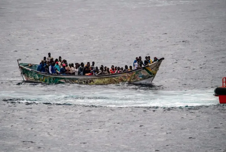 Rescatan a 24 inmigrantes de una patera avistada a 125 kilómetros de Lanzarote