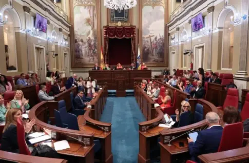 PSOE acusa a consejeros de baja ejecución presupuestaria y el Gobierno defiende su gestión