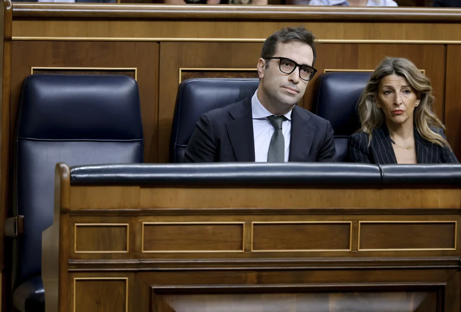 El vicepresidente primero, Carlos Cuerpo, y la vicepresidenta segunda del Gobierno, Yolanda Díaz, en la sesión de control al Gobierno en el Congreso. Imagen EFE