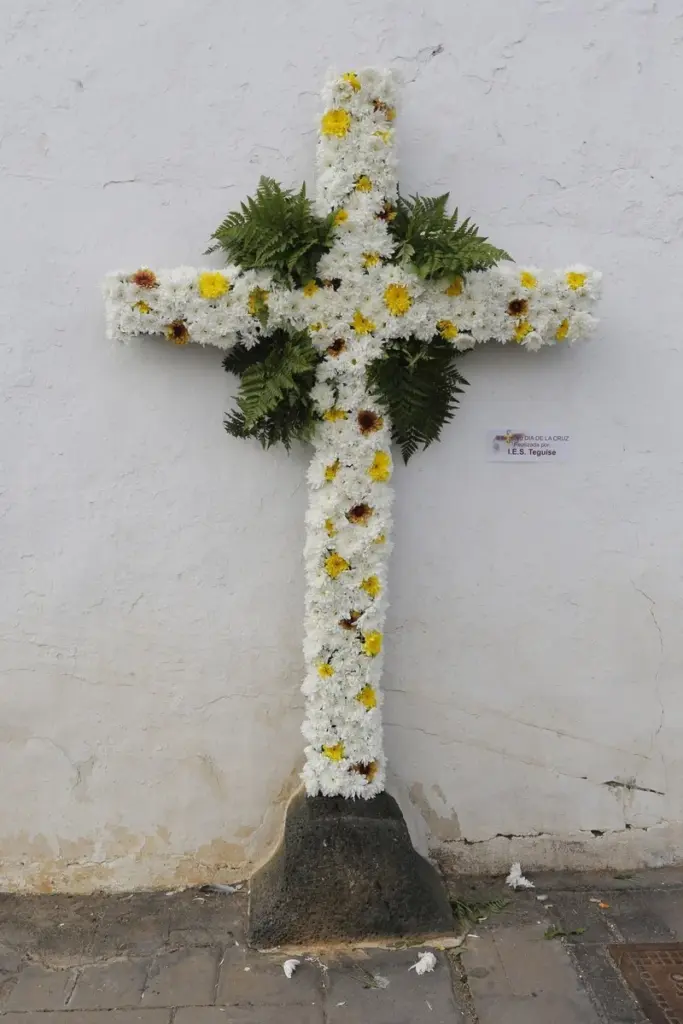 Cruz elaborada en Teguise, Lanzarote, por el Día de la Cruz