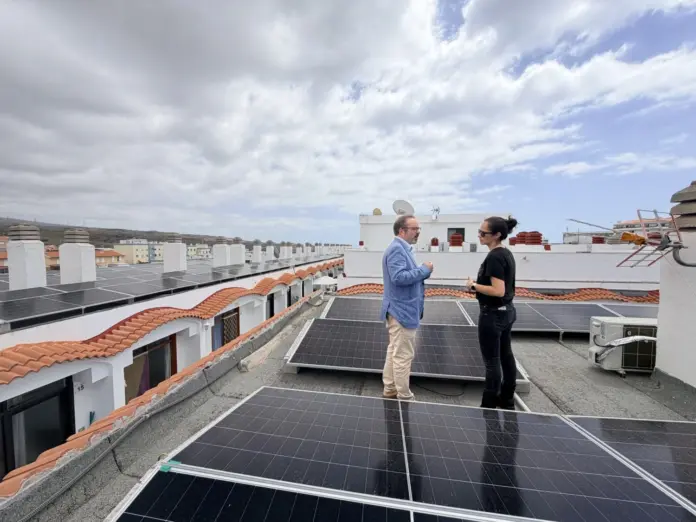 El consejero Raúl García Brink en la planta fotovoltaica del CC Nilo
